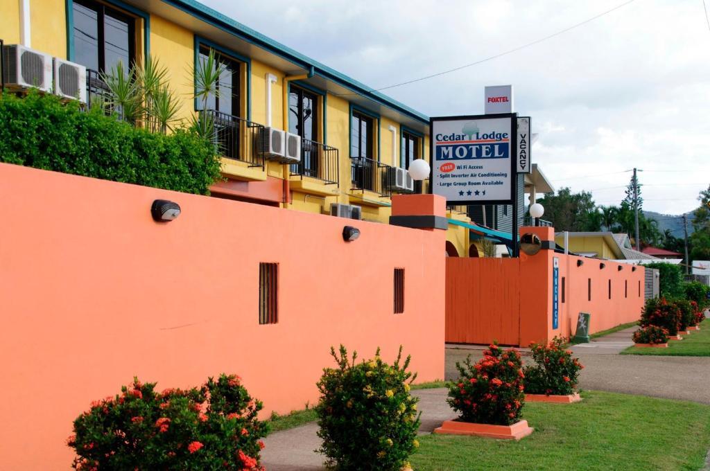 Cedar Lodge Motel Таунсвилл Экстерьер фото